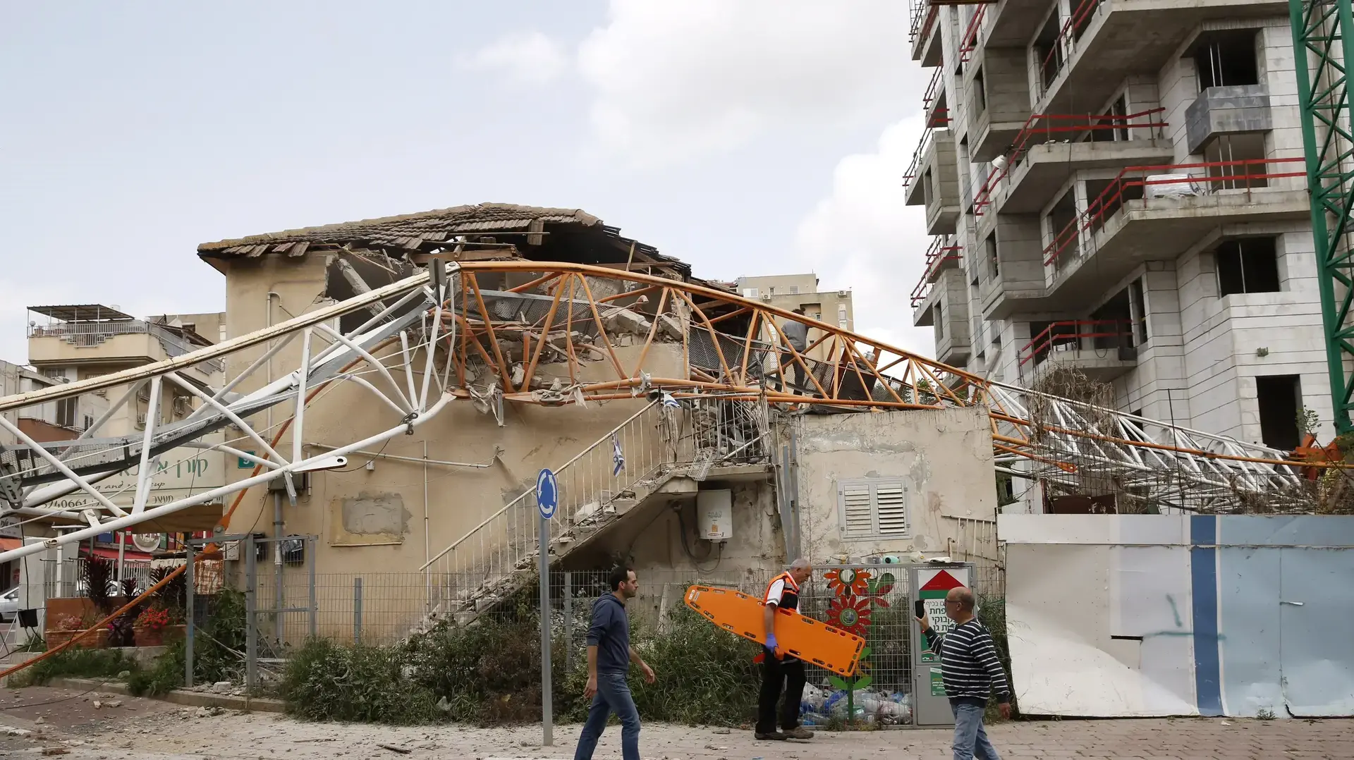 מנוף שקרס על בניין מגורים ברחוב הירדן רמת גן, 19 במרץ 2017 מנוף שקרס על בניין מגורים ברחוב הירדן רמת גן, 19 במרץ 2017