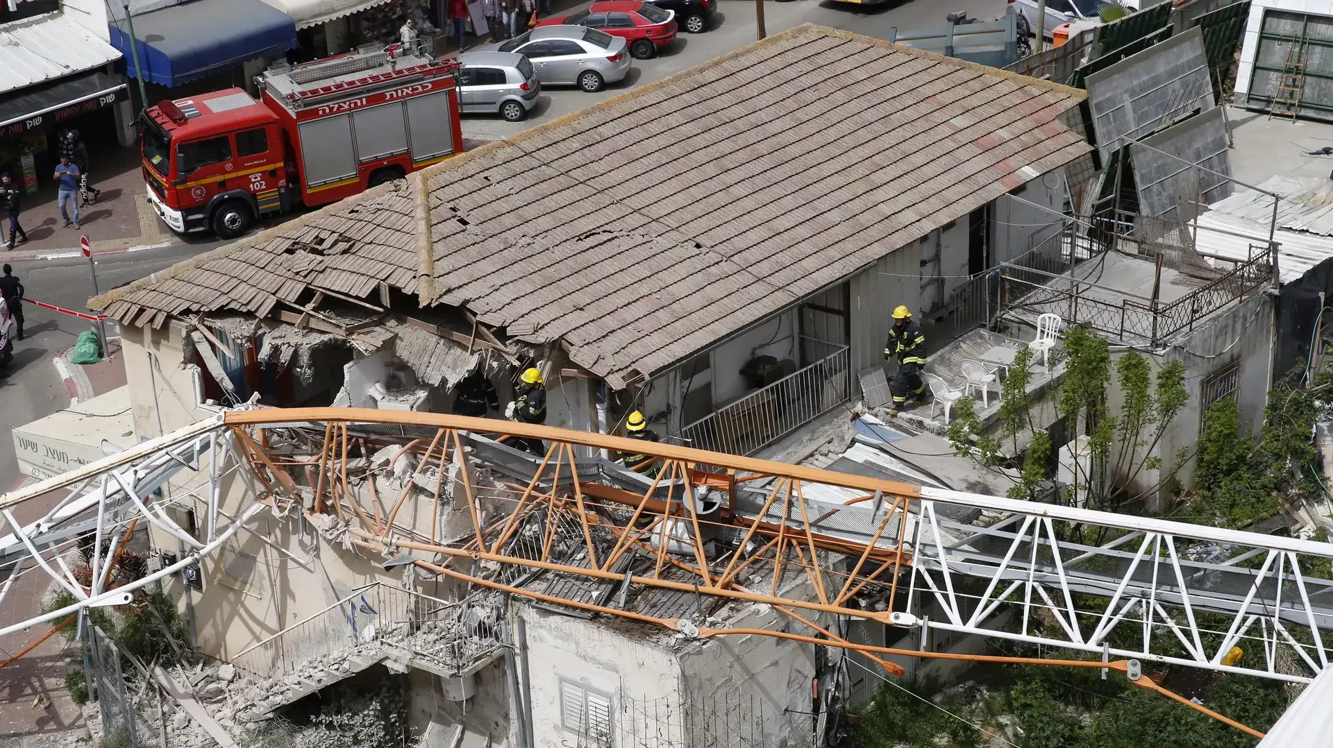 מנוף שקרס על בניין מגורים ברחוב הירדן רמת גן, 19 במרץ 2017 מנוף שקרס על בניין מגורים ברחוב הירדן רמת גן, 19 במרץ 2017