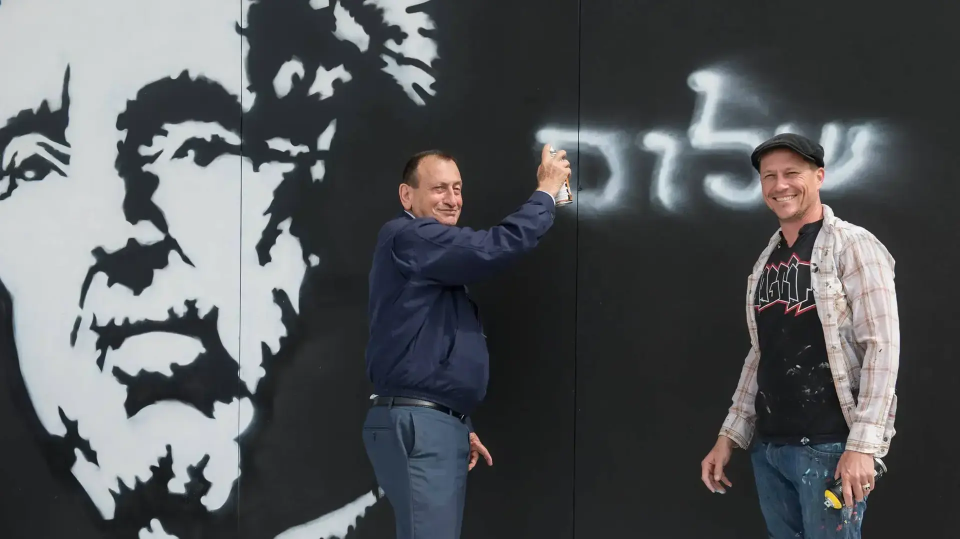 קורין נמק שגילם את פארקר לואיס צייר קיר גרפיטי ענק לשלום עם דיוקן שמעון פרס קורין נמק שגילם את פארקר לואיס צייר קיר גרפיטי ענק לשלום עם דיוקן שמעון פרס
