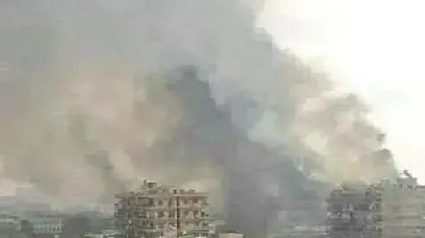 עשן מיתמר בשמי דמשק, סוריה. 13 במרץ 2017 עשן מיתמר בשמי דמשק, סוריה. 13 במרץ 2017