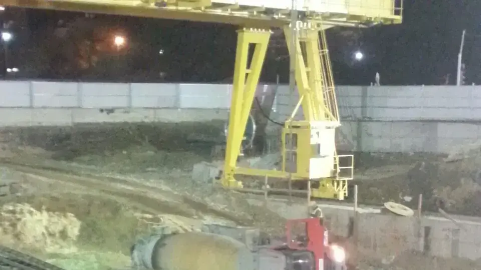 משאית מערבל בטון התהפכה באתר בנייה של הרכבת הקלה בתל אביב משאית מערבל בטון התהפכה באתר בנייה של הרכבת הקלה בתל אביב