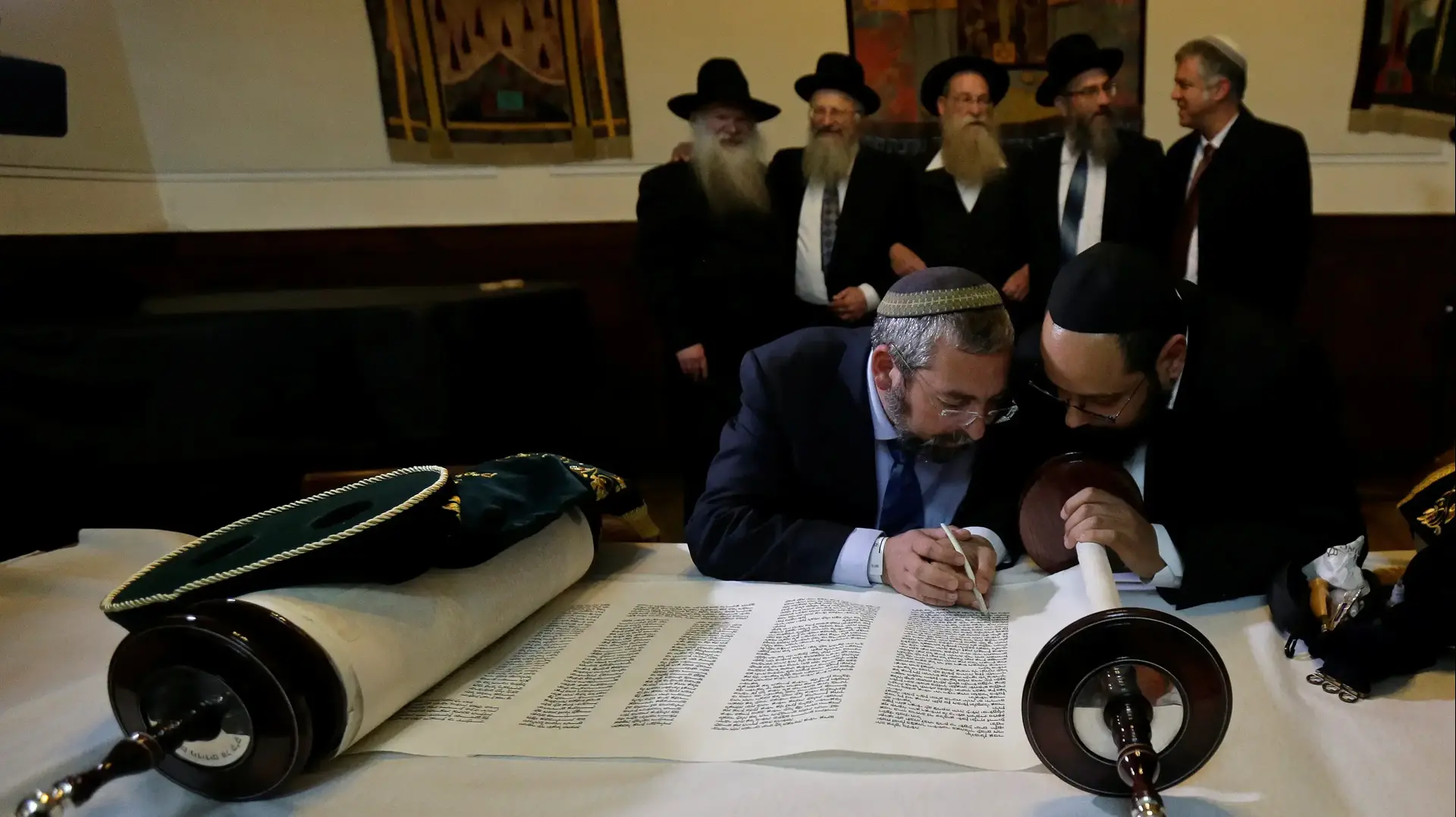 ספרי תורה התקבלו בבית הכנסת העתיק בפראג לראשונה מאז מלחמת העולם השנייה, 19 במרץ 2017