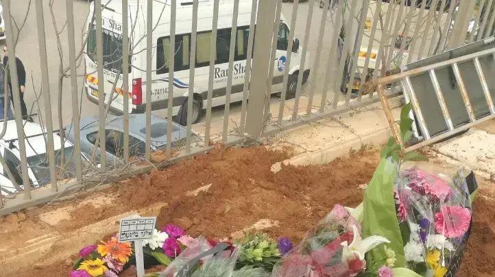 הלוויתה של ניצולת השואה אילנה בלומנפלד, בית העלמין החדש, הרצליה. מרץ 2017 הלוויתה של ניצולת השואה אילנה בלומנפלד, בית העלמין החדש, הרצליה. מרץ 2017