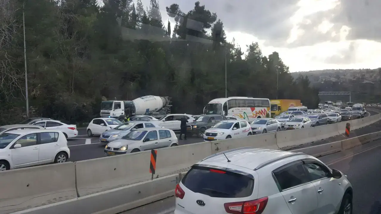 הפגנת חרדים בעקבות מעצרם של שלושה חרדים עריקים, כניסה לירושלים. מרץ 2017 הפגנת חרדים בעקבות מעצרם של שלושה חרדים עריקים, כניסה לירושלים. מרץ 2017