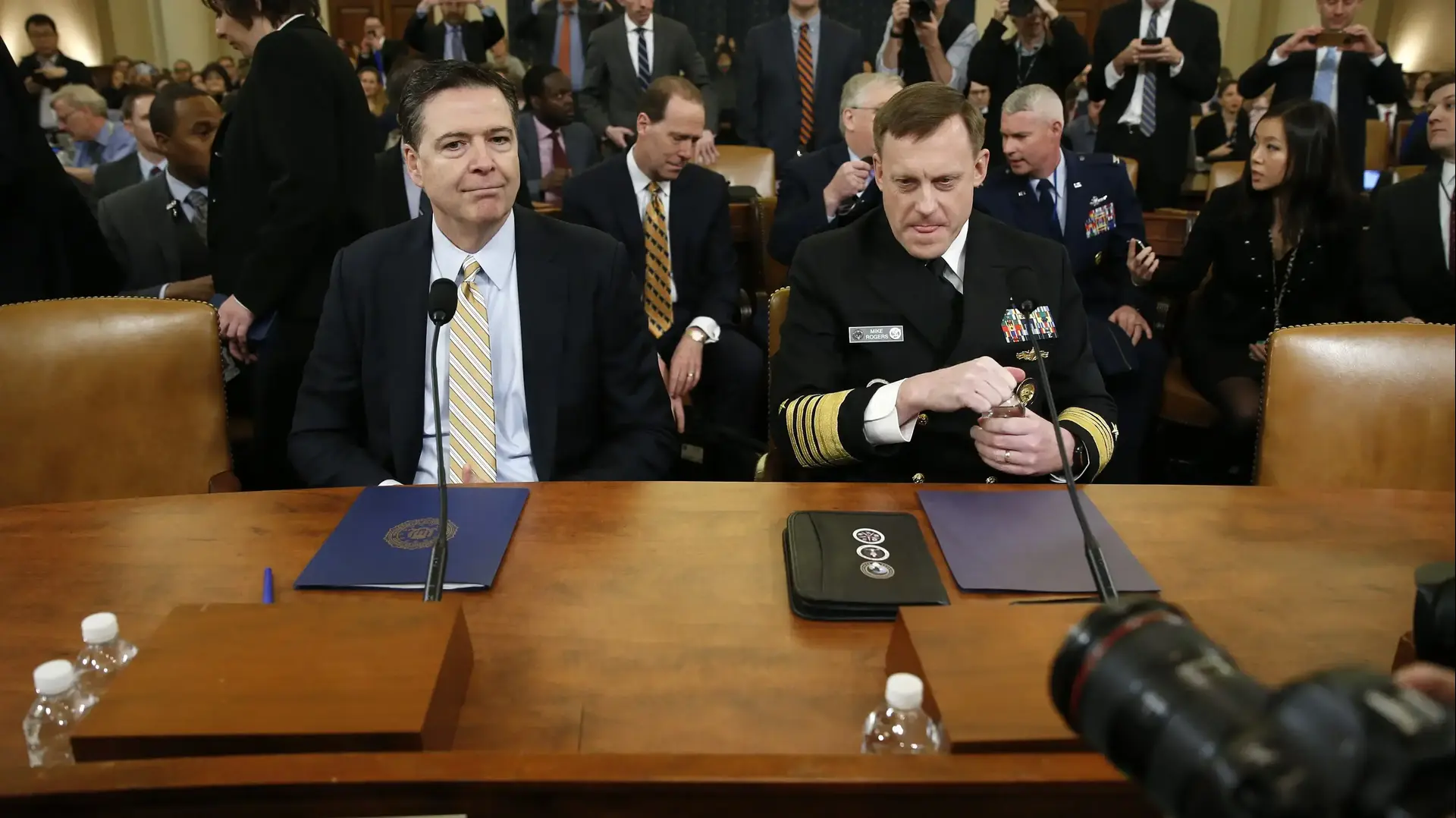 ראש ה-FBI ג'יימס קומי וראש ה-NSA מייק רוג'רס בשימוע בקונגרס, 20 במרץ 2017 ראש ה-FBI ג'יימס קומי וראש ה-NSA מייק רוג'רס בשימוע בקונגרס, 20 במרץ 2017