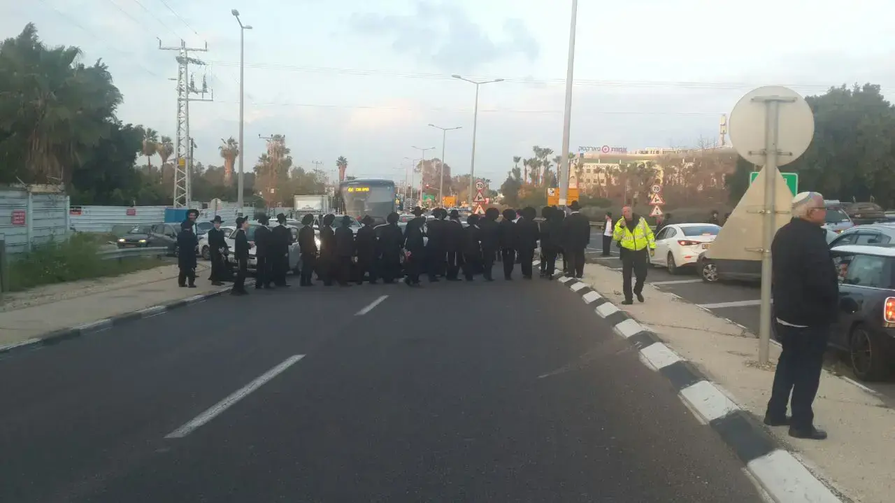 הפגנה של חרדים בצומת בית דגן עקב מעצרם של שבעה עריקים, 20 במרץ 2017 הפגנה של חרדים בצומת בית דגן עקב מעצרם של שבעה עריקים, 20 במרץ 2017