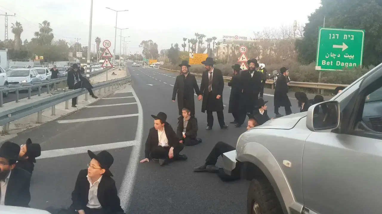 הפגנה של חרדים בצומת בית דגן עקב מעצרם של שבעה עריקים, 20 במרץ 2017 הפגנה של חרדים בצומת בית דגן עקב מעצרם של שבעה עריקים, 20 במרץ 2017