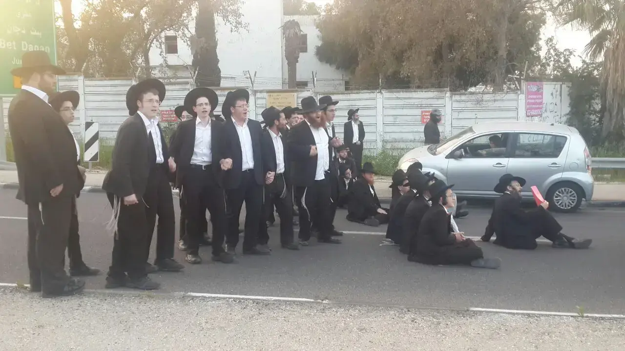 הפגנה של חרדים בצומת בית דגן עקב מעצרם של שבעה עריקים, 20 במרץ 2017 הפגנה של חרדים בצומת בית דגן עקב מעצרם של שבעה עריקים, 20 במרץ 2017
