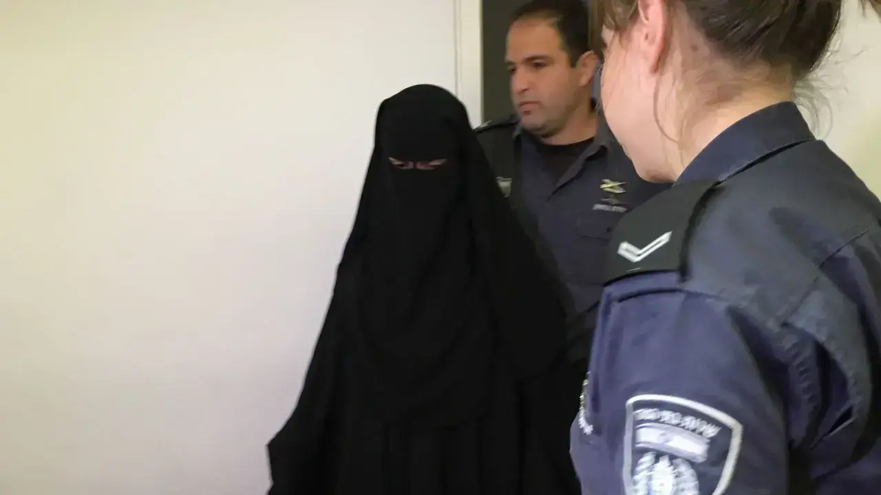 נסרין זבידאת, הנאשמת שהצטרפה עם בעלה וילדיה לדעאש במוסול, גזר דינה בבית המשפט המחוזי חיפה. 21 במרץ 2017 נסרין זבידאת, הנאשמת שהצטרפה עם בעלה וילדיה לדעאש במוסול, גזר דינה בבית המשפט המחוזי חיפה. 21 במרץ 2017