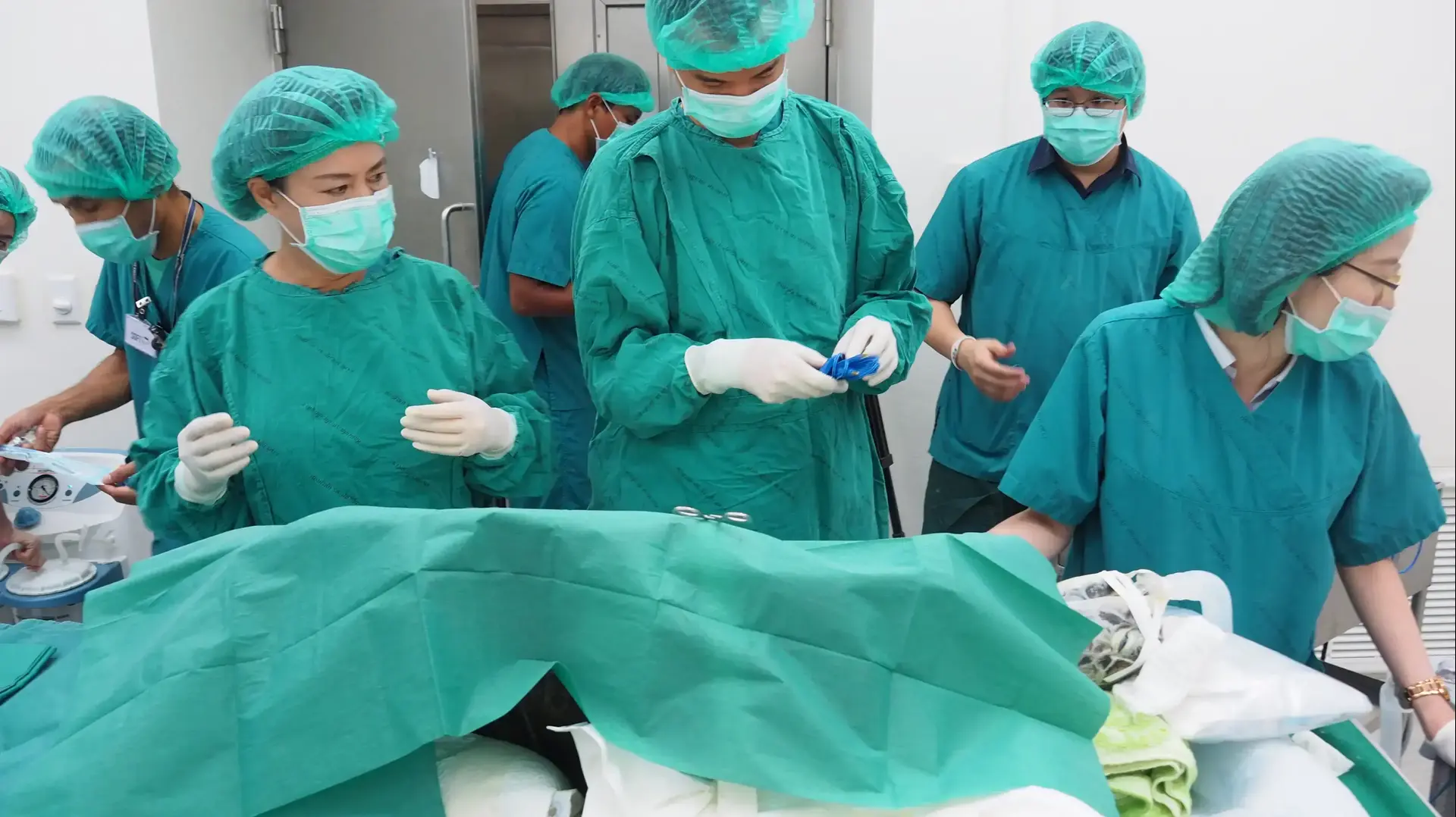 ניתוח בצבת ים ענקית שבלעה מאות מטבעות, בנגקוק, 20 במרץ 2017 ניתוח בצבת ים ענקית שבלעה מאות מטבעות, בנגקוק, 20 במרץ 2017