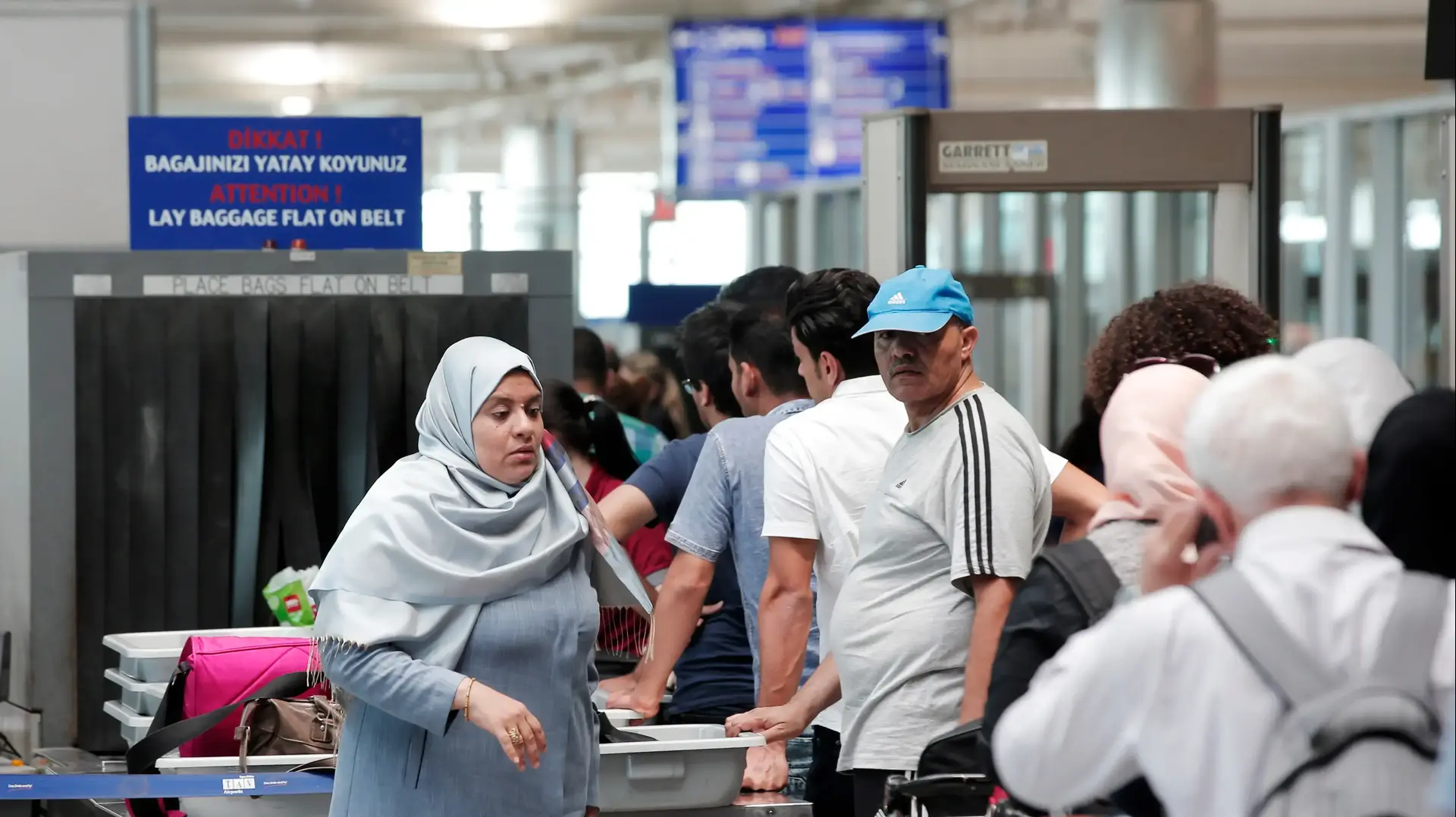 עמדת בידוק בטחוני בשדה התעופה אטאטורק באיסטנבול, טורקיה. יוני 2016