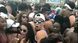 צעירות בביקיני בקרב אכזרי על החוף צעירות בביקיני בקרב אכזרי על החוף