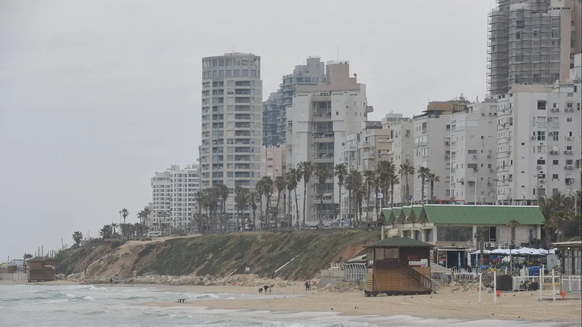 חוף בבת ים לאחר שמשרד הבריאות הוגיע על זיהום ואסר על הרחצה בחופי העיר, 22 במרץ 2017 חוף בבת ים לאחר שמשרד הבריאות הוגיע על זיהום ואסר על הרחצה בחופי העיר, 22 במרץ 2017