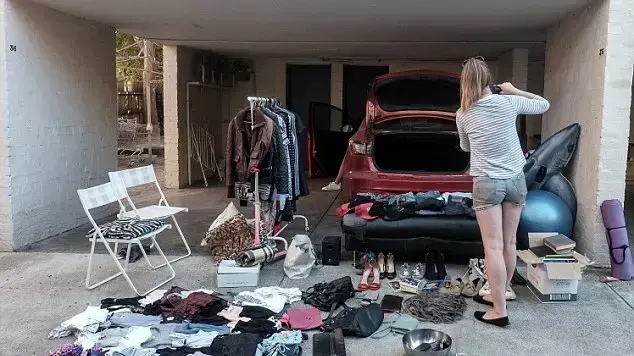 מכירת חצר של נבגדת מכירת חצר של נבגדת