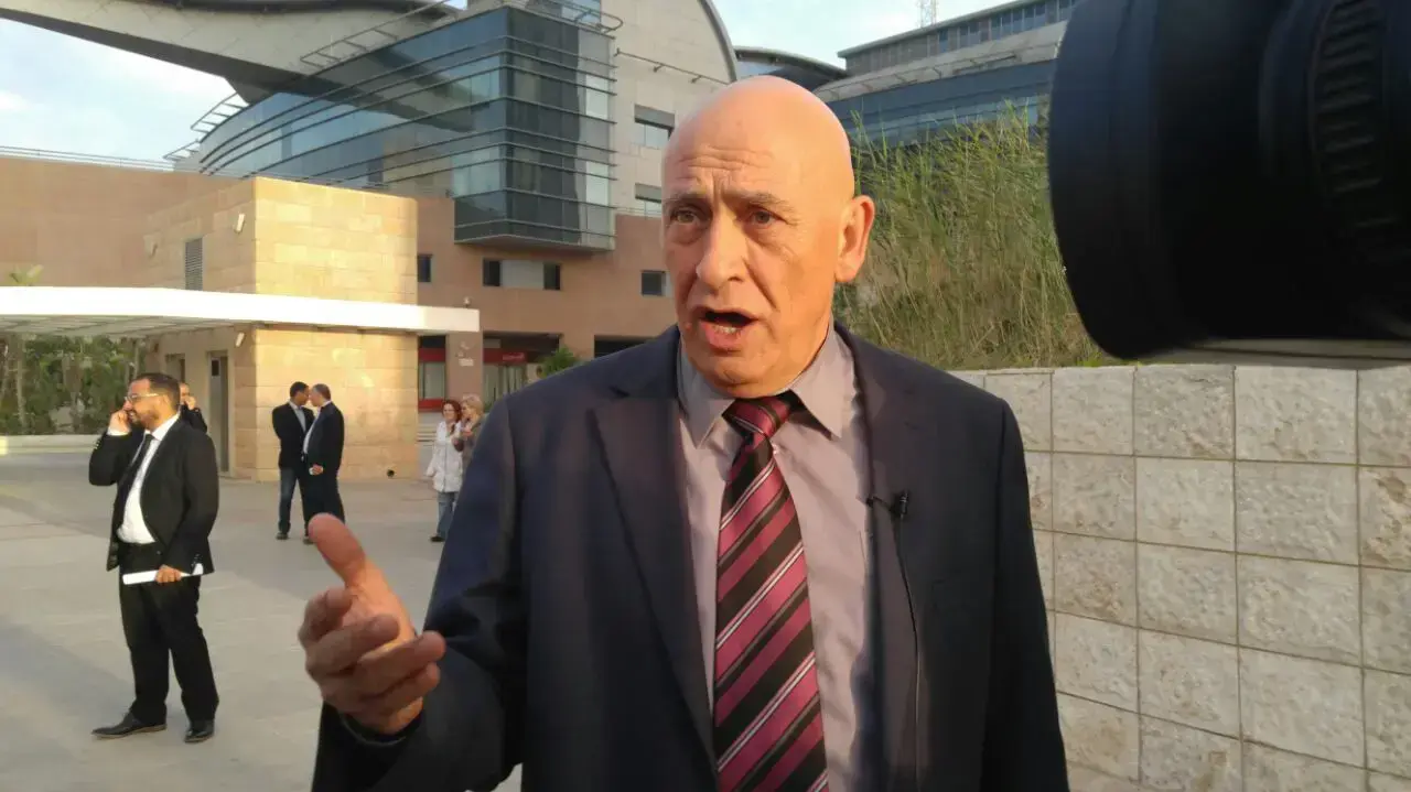 חבר הכנסת לשעבר באסל גאטס בהצגת הסדר הטיעון בבית משפט השלום בבאר שבע, 22 במרץ 2017 חבר הכנסת לשעבר באסל גאטס בהצגת הסדר הטיעון בבית משפט השלום בבאר שבע, 22 במרץ 2017