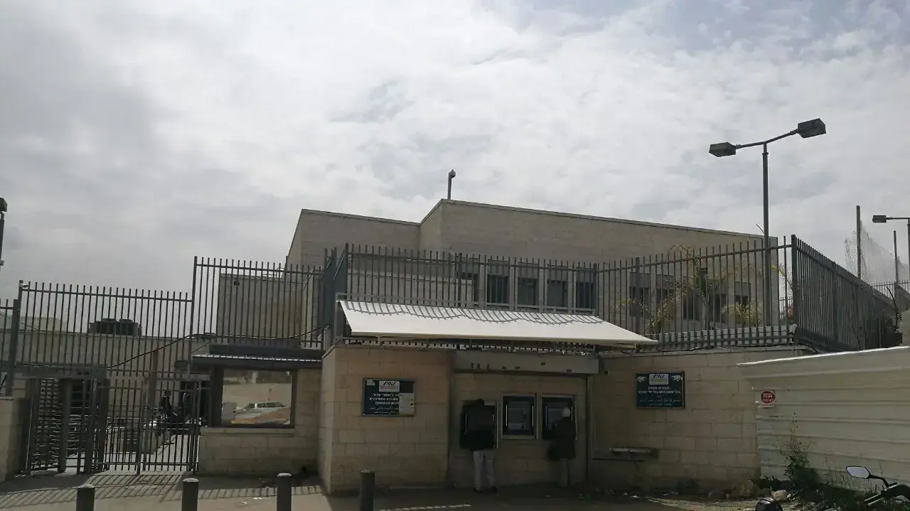 חניון משרד הפנים בו שוטר יס"מ היכה נהג פלסטיני בוואדי ג'וז, מרץ 2017 חניון משרד הפנים בו שוטר יס"מ היכה נהג פלסטיני בוואדי ג'וז, מרץ 2017