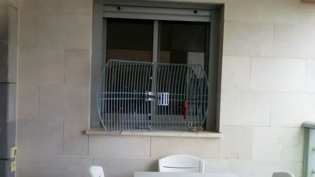 האנטנה בביתו של החשוד בשליחת איומים למוסדות יהודיים בארה"ב, באשקלון, 23 במרץ 2017 האנטנה בביתו של החשוד בשליחת איומים למוסדות יהודיים בארה"ב, באשקלון, 23 במרץ 2017