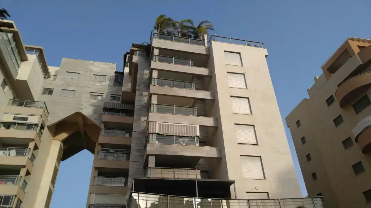 ביתו של החשוד באיום על מוסדות יהודיים בארה"ב, אשקלון. מרץ 2017 ביתו של החשוד באיום על מוסדות יהודיים בארה"ב, אשקלון. מרץ 2017
