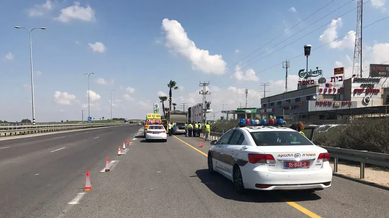 הרוגה ופצוע קשה בתאונה בכביש 4, ליד גן יבנה, 24 במרץ 2017