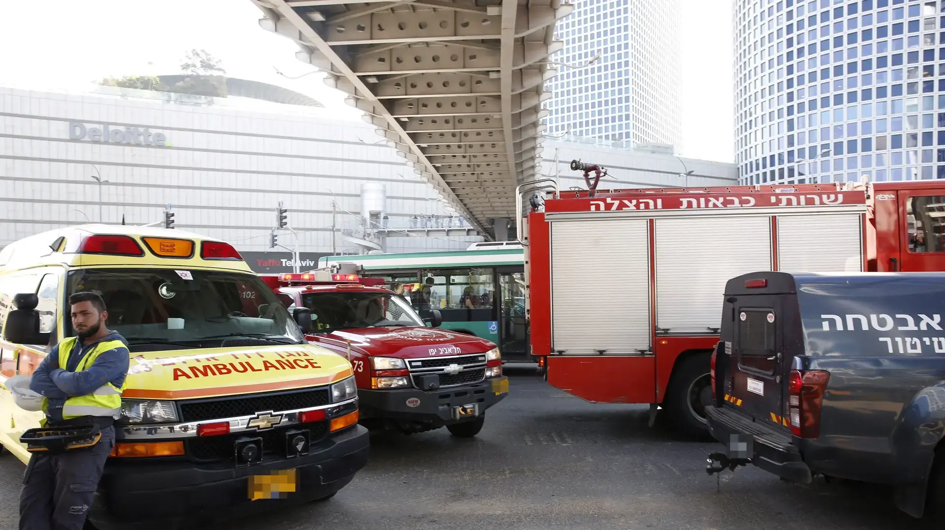קיר בטון נפל על עובר אורח והרג אותו ליד בסיס הקריה בתל אביב, 26 במרץ 2017 קיר בטון נפל על עובר אורח והרג אותו ליד בסיס הקריה בתל אביב, 26 במרץ 2017