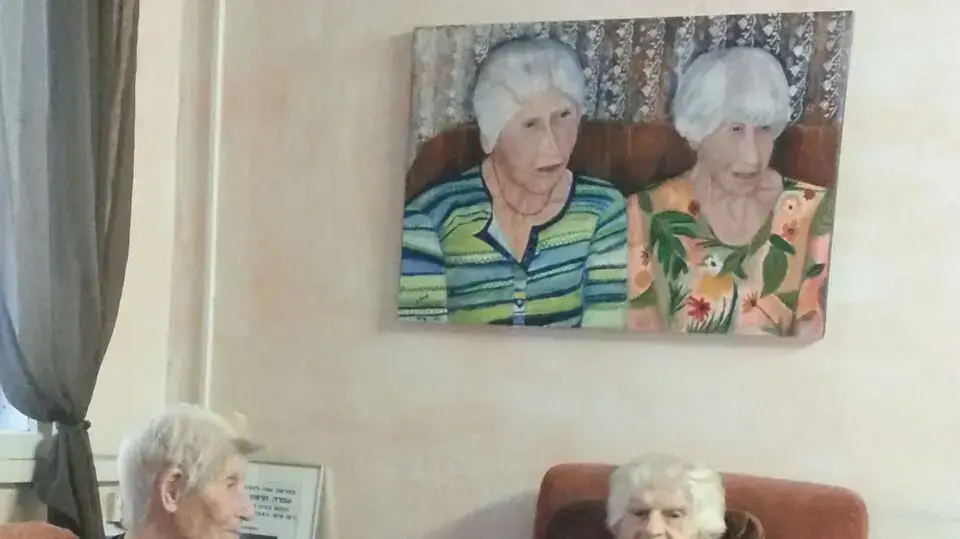 חנה חרמוני ודבורה חלק תאומות בנות 104 מקיבוץ כנרת, 23 במרץ 2017 חנה חרמוני ודבורה חלק תאומות בנות 104 מקיבוץ כנרת, 23 במרץ 2017