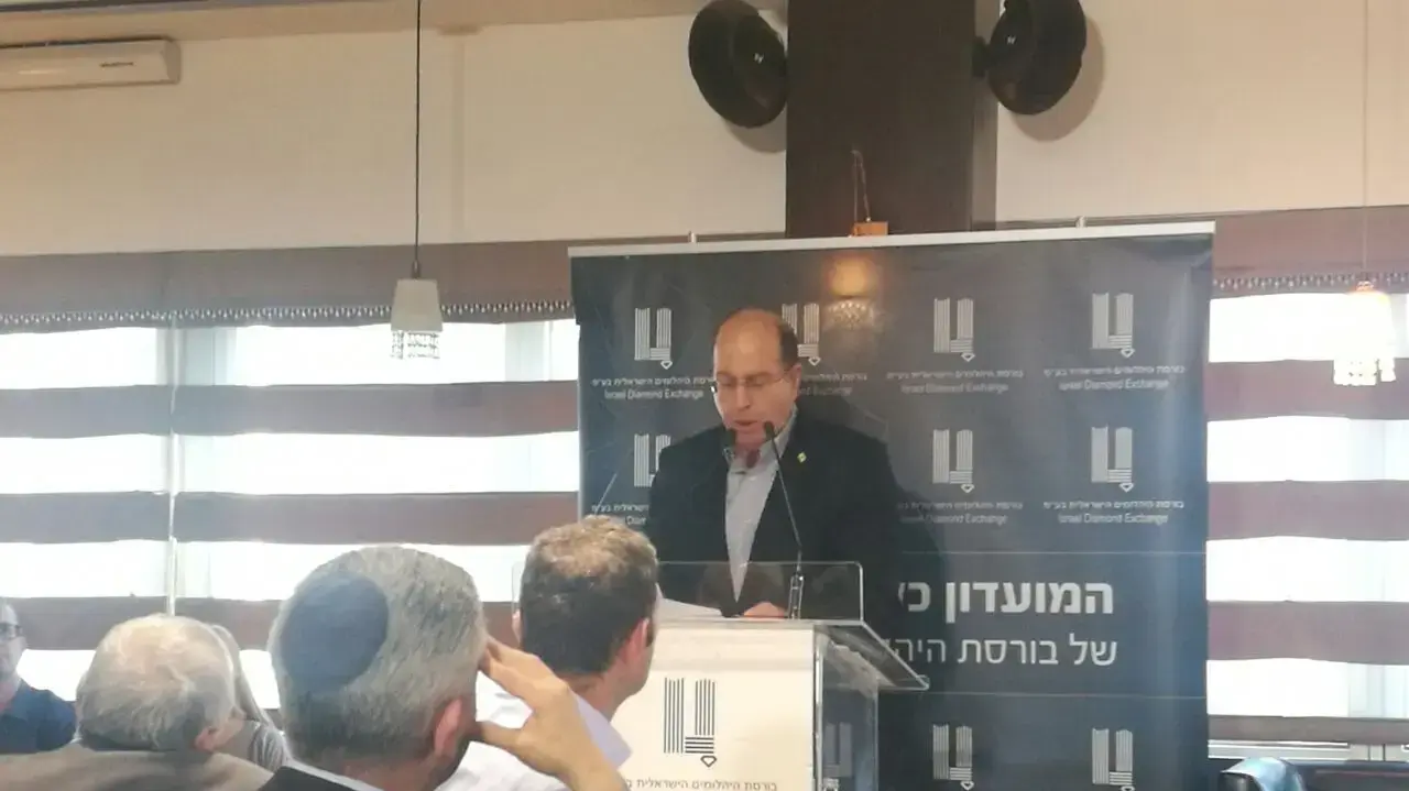 משה (בוגי) יעלון בהרצאה בנושא "הכלכלה והחברה בישראל", הבורסה, רמת גן. מרץ 2017 משה (בוגי) יעלון בהרצאה בנושא "הכלכלה והחברה בישראל", הבורסה, רמת גן. מרץ 2017