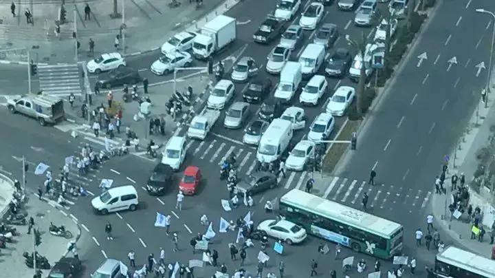 עובדי חיפה כימיקלים מפגינים נגד פיטורי העובדים, צומת עזריאלי, תל אביב 28 במרץ 2017