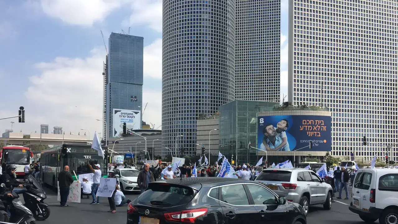 עובדי חיפה כימיקלים מפגינים נגד פיטורי העובדים, צומת עזריאלי, תל אביב 28 במרץ 2017