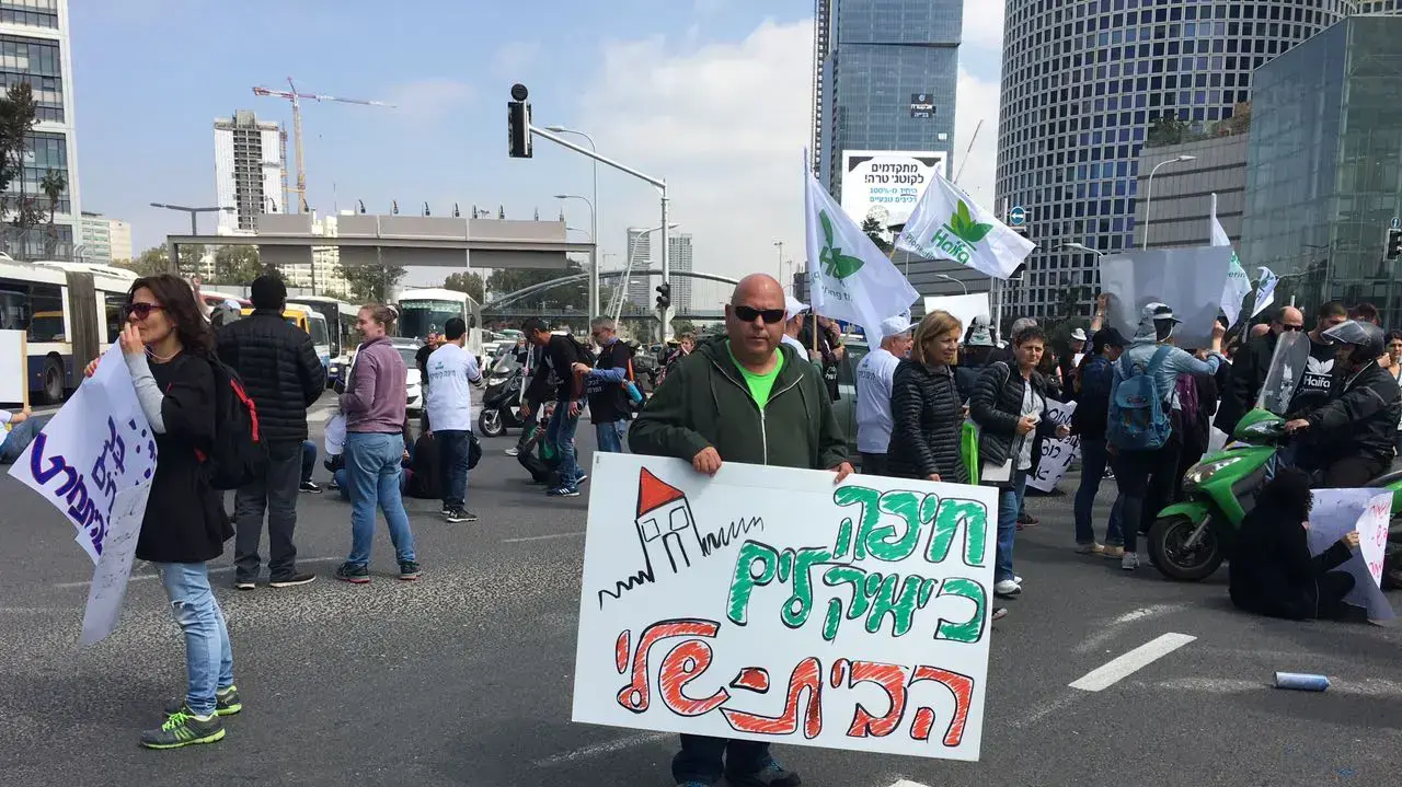 עובדי חיפה כימיקלים מפגינים נגד פיטורי העובדים, צומת עזריאלי, תל אביב 28 במרץ 2017