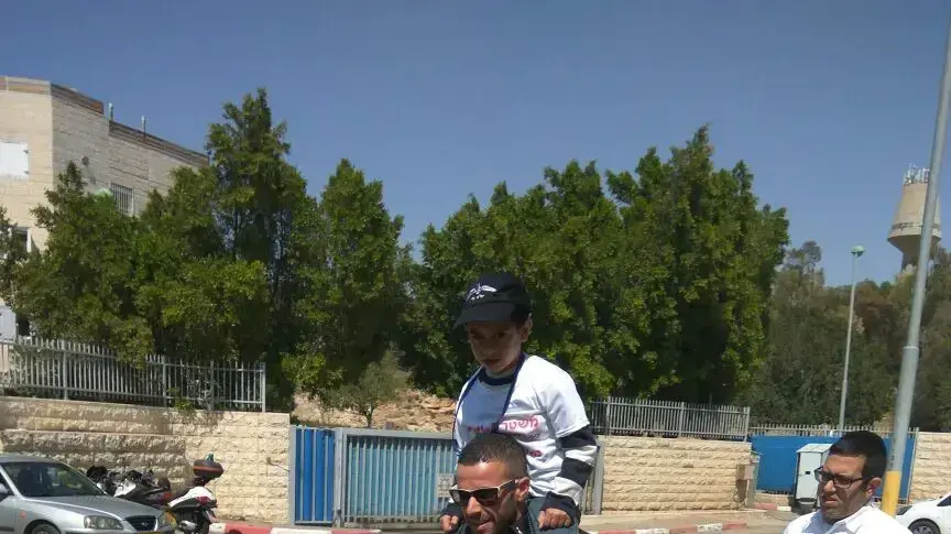 נתן צבי, בן 6 חולה בסרטן ביום כייף בתחנת משטרת מעלה אדומים במסגרת יום מעשים טובים. 28 במרץ 2017 נתן צבי, בן 6 חולה בסרטן ביום כייף בתחנת משטרת מעלה אדומים במסגרת יום מעשים טובים. 28 במרץ 2017