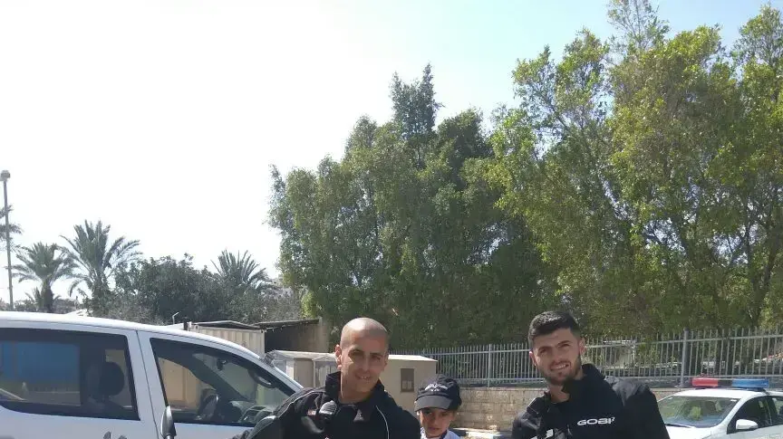 נתן צבי, בן 6 חולה בסרטן ביום כייף בתחנת משטרת מעלה אדומים במסגרת יום מעשים טובים. 28 במרץ 2017 נתן צבי, בן 6 חולה בסרטן ביום כייף בתחנת משטרת מעלה אדומים במסגרת יום מעשים טובים. 28 במרץ 2017