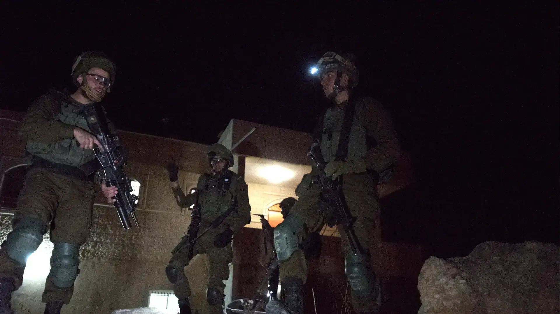 כוח צה"ל במהלך פעילות לאיתור נשק ואמצעי לחימה אחרים בחברון, 27 במרץ 2017 כוח צה"ל במהלך פעילות לאיתור נשק ואמצעי לחימה אחרים בחברון, 27 במרץ 2017