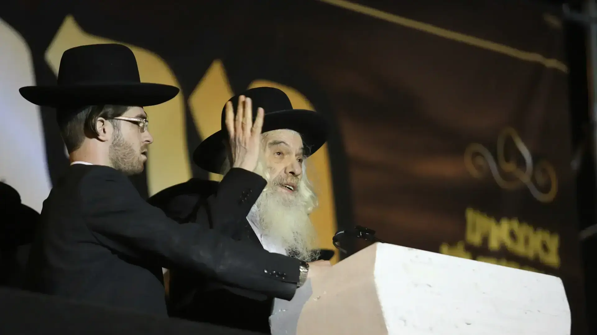 הרב אשר דויטש בהפגנת הפלג הירושלמי החרדי נגד גיוס לצה"ל, ירושלים, 28 במרץ 2017 הרב אשר דויטש בהפגנת הפלג הירושלמי החרדי נגד גיוס לצה"ל, ירושלים, 28 במרץ 2017