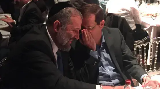 יו"ר האופוזיציה יצחק הרצוג ויו"ר ש"ס אריה דרעי בבר מצווה של בנו של מנכ"ל משרד הנגב והגליל. 28 במרץ 2017 יו"ר האופוזיציה יצחק הרצוג ויו"ר ש"ס אריה דרעי בבר מצווה של בנו של מנכ"ל משרד הנגב והגליל. 28 במרץ 2017