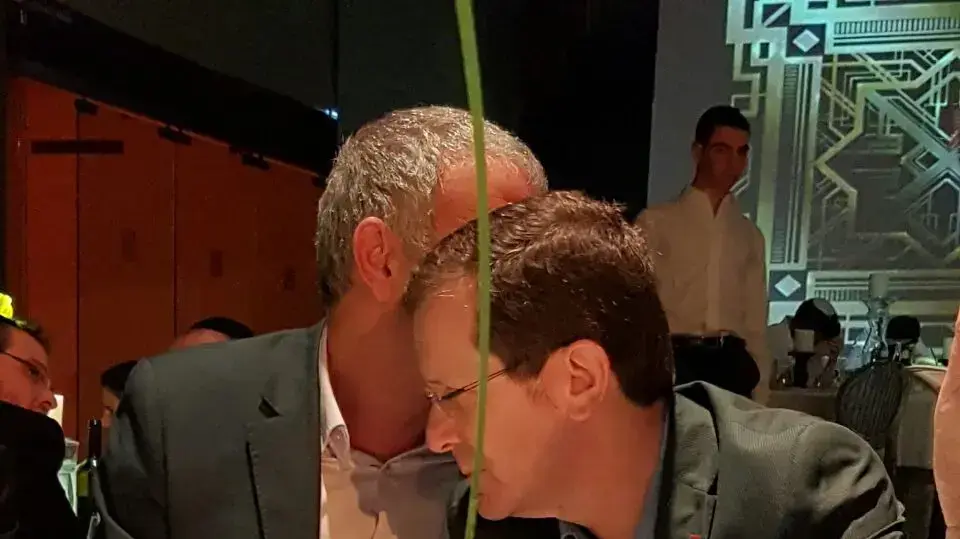 יו"ר האופוזיציה יצחק הרצוג ושר האוצר משה כחלון בבר מצווה של בנו של מנכ"ל משרד הנגב והגליל. 28 במרץ 2017 יו"ר האופוזיציה יצחק הרצוג ושר האוצר משה כחלון בבר מצווה של בנו של מנכ"ל משרד הנגב והגליל. 28 במרץ 2017