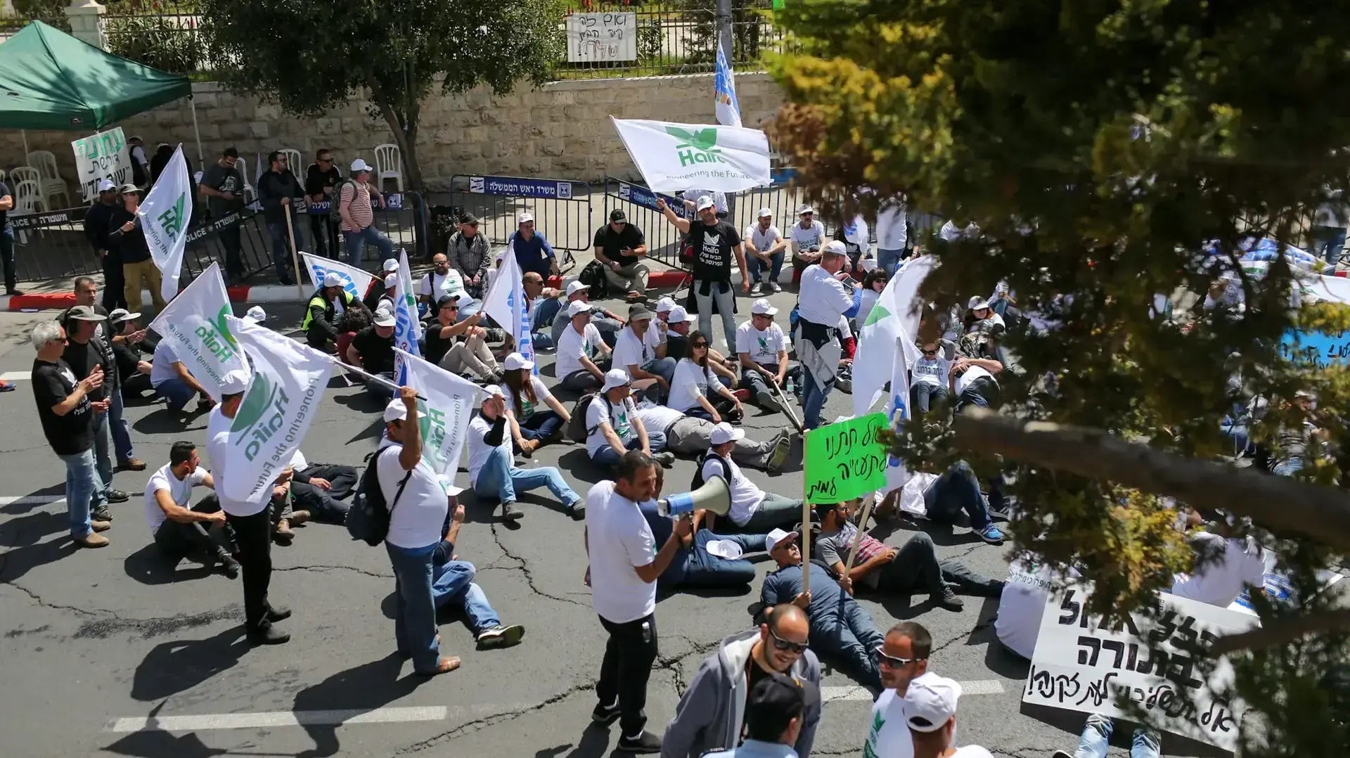 עובדי חיפה כימיקלים חוסמים את הכביש מול מעון ראש הממשלה, ירושלים 29 במרץ 2017 עובדי חיפה כימיקלים חוסמים את הכביש מול מעון ראש הממשלה, ירושלים 29 במרץ 2017