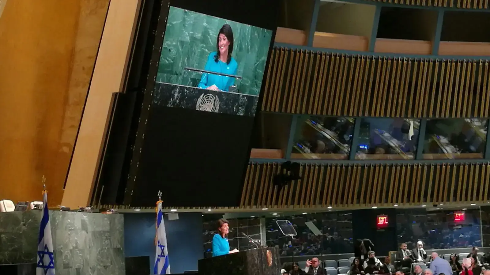 ניקי היילי שגרירת ארה"ב באו"ם נואמת מול העצרת הכללית של האו"ם, 29 במרץ 2017