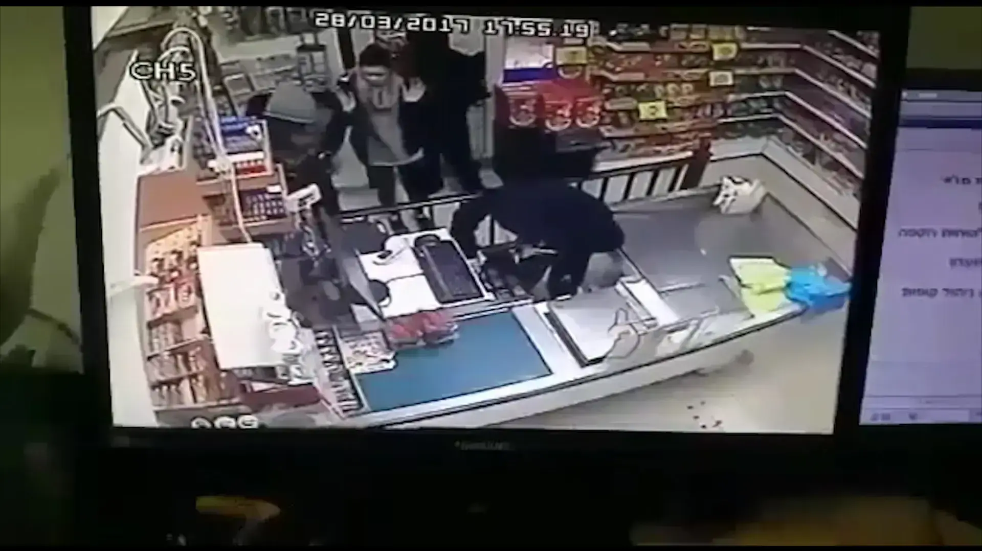 רעולי פנים תקפו מוכרת בשוקר חשמלי ושדדו מאות שקלים