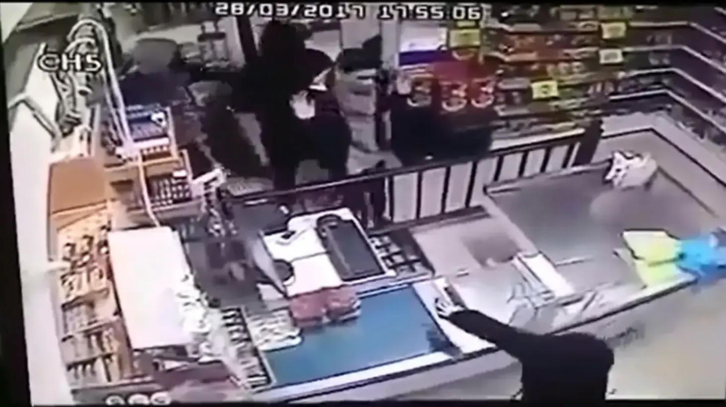 רעולי פנים תקפו מוכרת בשוקר חשמלי ושדדו מאות שקלים במרכול בקיבוץ מרחביה, 28 במרץ 2017 רעולי פנים תקפו מוכרת בשוקר חשמלי ושדדו מאות שקלים במרכול בקיבוץ מרחביה, 28 במרץ 2017