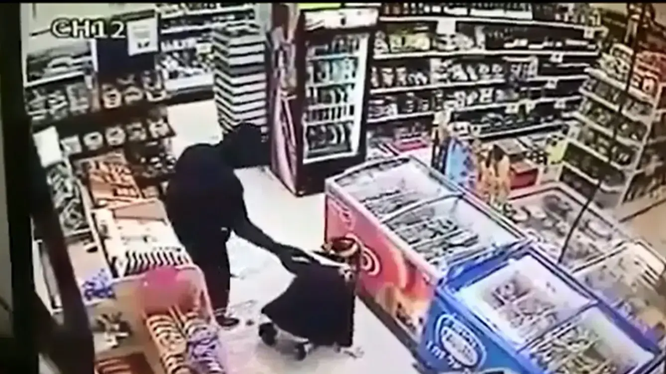 רעולי פנים תקפו מוכרת בשוקר חשמלי ושדדו מאות שקלים במרכול בקיבוץ מרחביה, 28 במרץ 2017 רעולי פנים תקפו מוכרת בשוקר חשמלי ושדדו מאות שקלים במרכול בקיבוץ מרחביה, 28 במרץ 2017