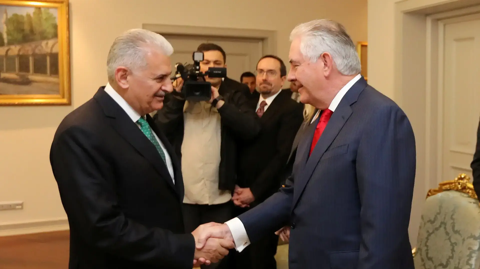שר החוץ של ארצות הברית רקס טילרסון וראש ממשלת טורקיה בינאלי יילדרים באנקרה, 30 במרץ 2017 שר החוץ של ארצות הברית רקס טילרסון וראש ממשלת טורקיה בינאלי יילדרים באנקרה, 30 במרץ 2017