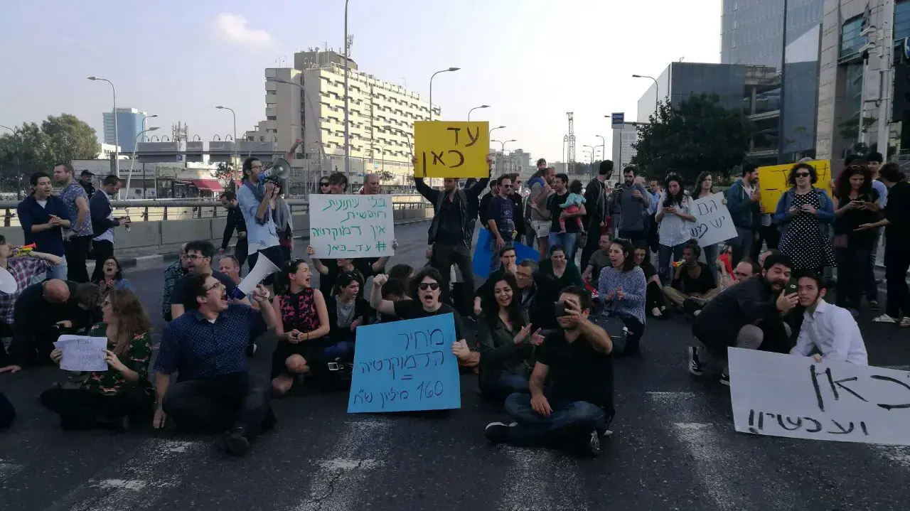 עובדי התאגיד חוסמים את הכביש מול קריית הממשלה כנגד מתווה השידור הציבורי עובדי התאגיד חוסמים את הכביש מול קריית הממשלה כנגד מתווה השידור הציבורי