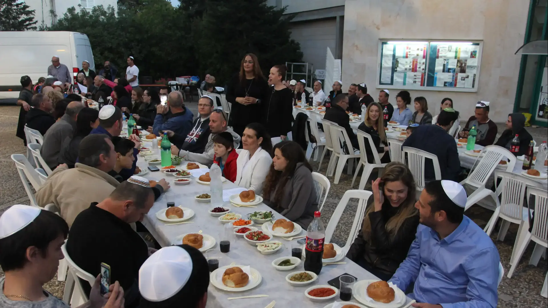 מאות עובדי חיפה כימיקלים ערכו ארוחת ליל שבת מול ביתו של השר כחלון במחאה על ההחלטה לרוקן את מיכל האמוניה בחיפה, 31 במרץ 2017 מאות עובדי חיפה כימיקלים ערכו ארוחת ליל שבת מול ביתו של השר כחלון במחאה על ההחלטה לרוקן את מיכל האמוניה בחיפה, 31 במרץ 2017