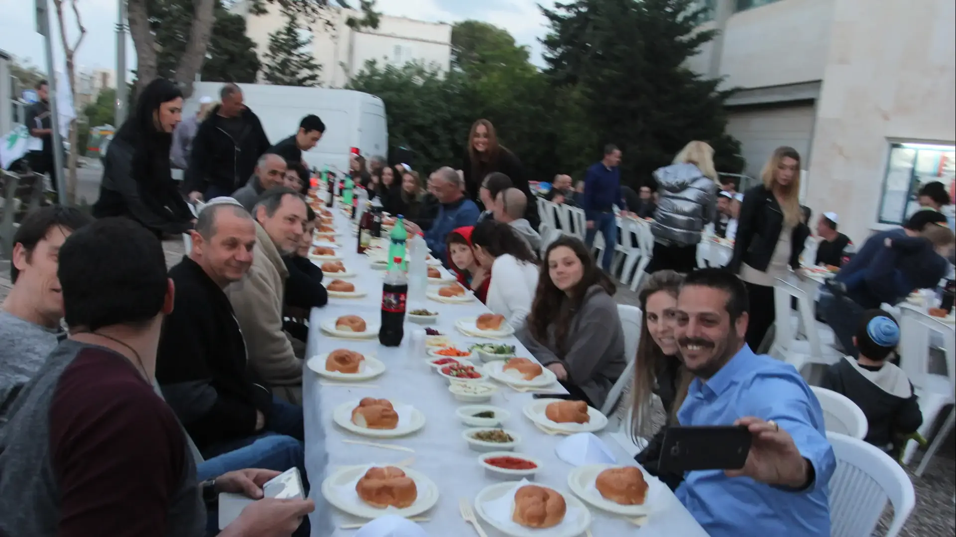 מאות עובדי חיפה כימיקלים ערכו ארוחת ליל שבת מול ביתו של השר כחלון במחאה על ההחלטה לרוקן את מיכל האמוניה בחיפה, 31 במרץ 2017 מאות עובדי חיפה כימיקלים ערכו ארוחת ליל שבת מול ביתו של השר כחלון במחאה על ההחלטה לרוקן את מיכל האמוניה בחיפה, 31 במרץ 2017