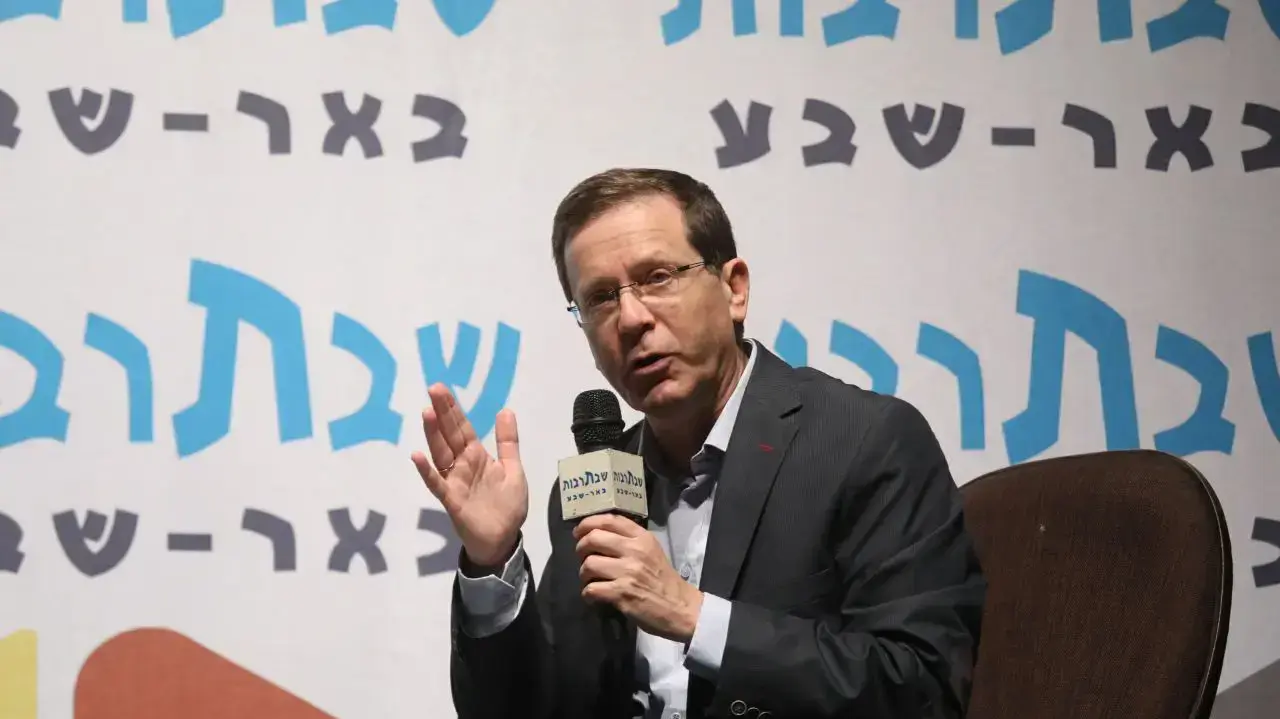 יו"ר האופוזיציה יצחק הרצוג ב"שבתרבות" בבאר שבע, 1 באפריל 2017 יו"ר האופוזיציה יצחק הרצוג ב"שבתרבות" בבאר שבע, 1 באפריל 2017
