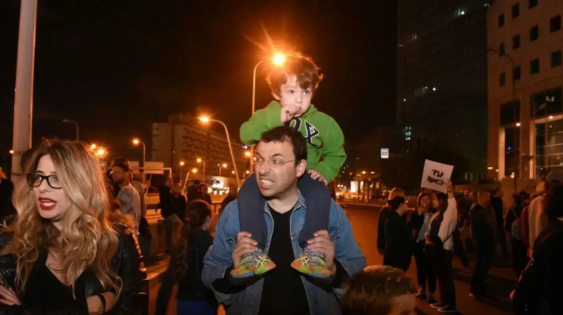 הפגנת מחאה נגד מתווה התאגיד מול קריית הממשלה בתל אביב, 1 באפריל 2017 הפגנת מחאה נגד מתווה התאגיד מול קריית הממשלה בתל אביב, 1 באפריל 2017