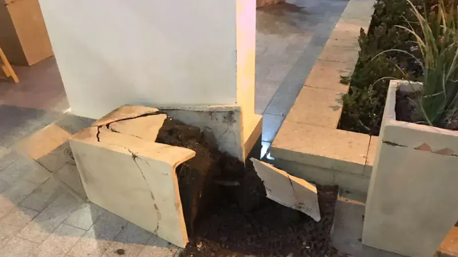 הרס אחרי הפגנה מחוץ לביתו של דוד ביטן בראשון לציון, מרץ 2017 הרס אחרי הפגנה מחוץ לביתו של דוד ביטן בראשון לציון, מרץ 2017