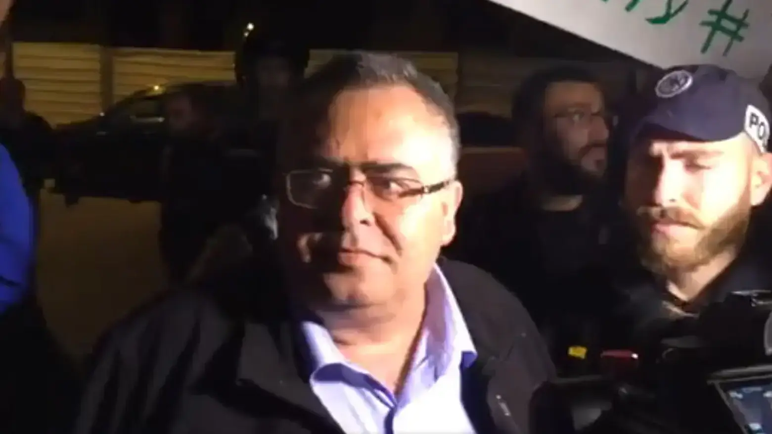 יו"ר הקואליציה דוד ביטן מהליכוד ליד המפגינים נגד סגירת התאגיד מול ביתו בראשון לציון, 1 באפריל, 2017 יו"ר הקואליציה דוד ביטן מהליכוד ליד המפגינים נגד סגירת התאגיד מול ביתו בראשון לציון, 1 באפריל, 2017