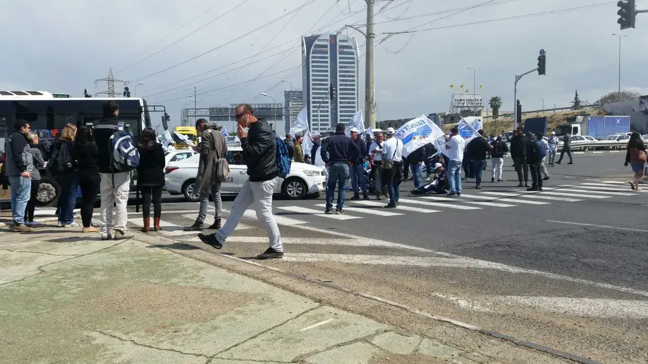 עובדי חיפה כימיקלים חוסמים את צומת גהה, 2 באפריל 2017 עובדי חיפה כימיקלים חוסמים את צומת גהה, 2 באפריל 2017