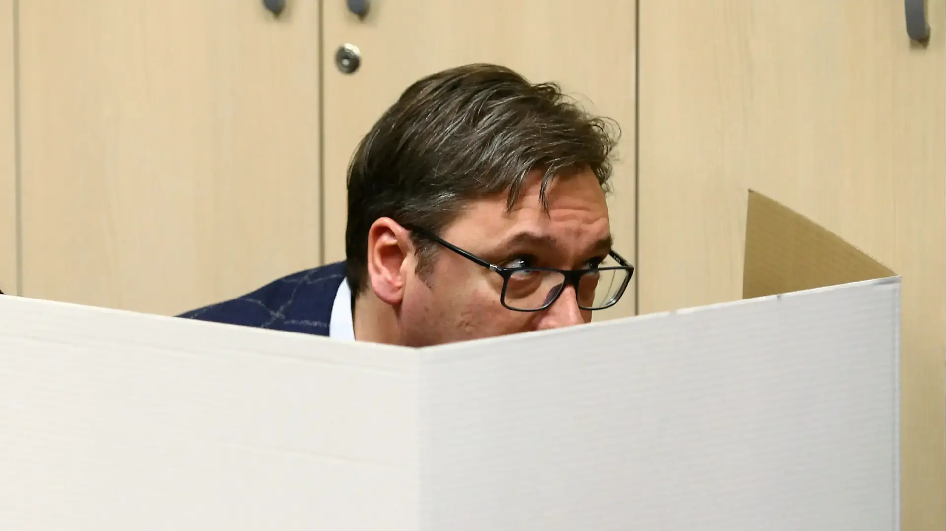 ראש ממשלת סרביה אלכסנדר ווצ'יץ' מצביע בבחירות לנשיאות בקלפי בבלגרד, 2 באפריל 2017